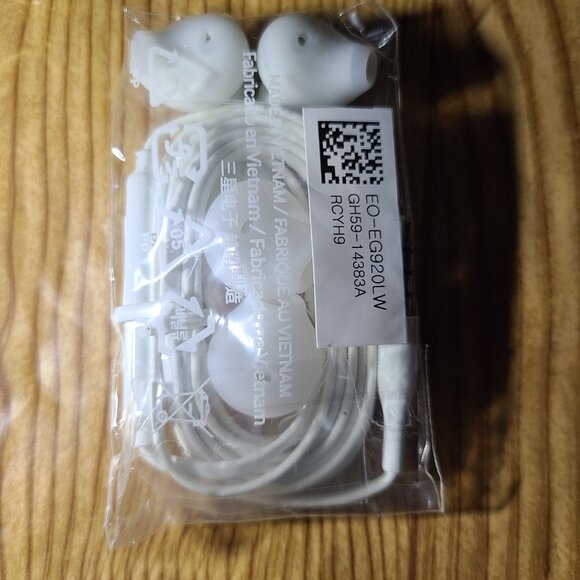 Samsung earphones (NEW) - Picture 2 of 2